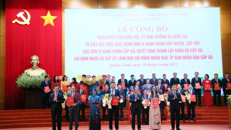 Ban Thường vụ Tỉnh uỷ trao các quyết định của Tỉnh ủy, Ban Thường vụ Tỉnh ủy, các Nghị quyết của HĐND tỉnh và tặng hoa chúc mừng Đảng bộ phường Hà Lầm (5-2025). Ảnh: PV