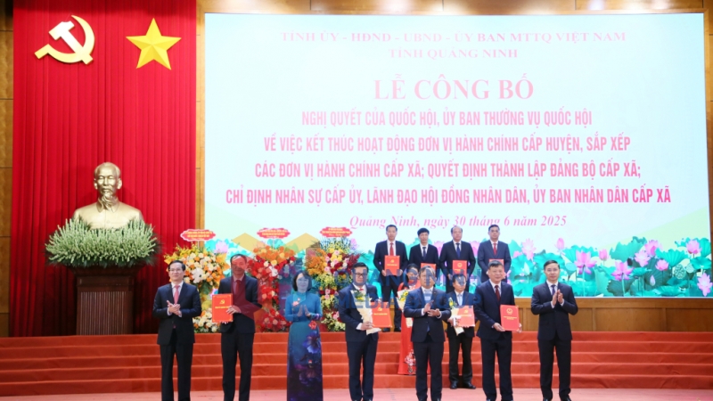 Ban Thường vụ Tỉnh uỷ trao các quyết định của Tỉnh ủy, Ban Thường vụ Tỉnh ủy, các Nghị quyết của HĐND tỉnh và tặng hoa chúc mừng Đảng bộ phường Hạ Long (5-2025). Ảnh: PV