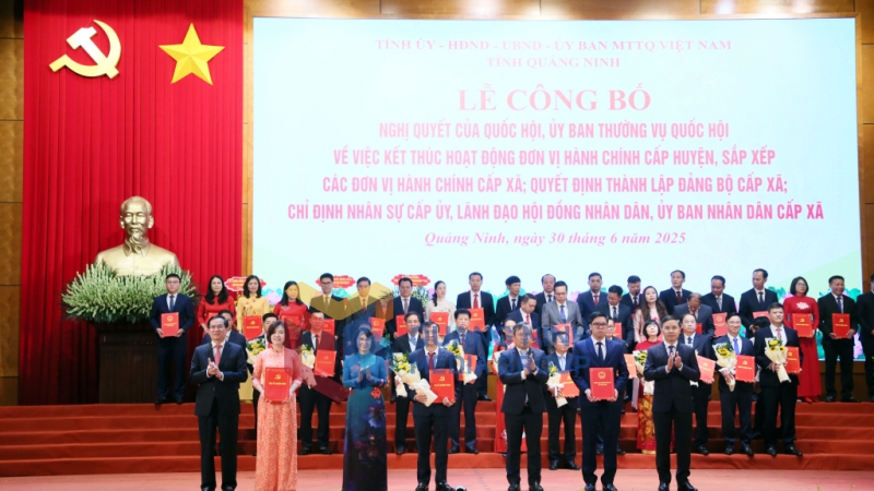 Ban Thường vụ Tỉnh uỷ trao các quyết định của Tỉnh ủy, Ban Thường vụ Tỉnh ủy, các Nghị quyết của HĐND tỉnh và tặng hoa chúc mừng Đảng bộ phường Hiệp Hòa (5-2025). Ảnh: PV