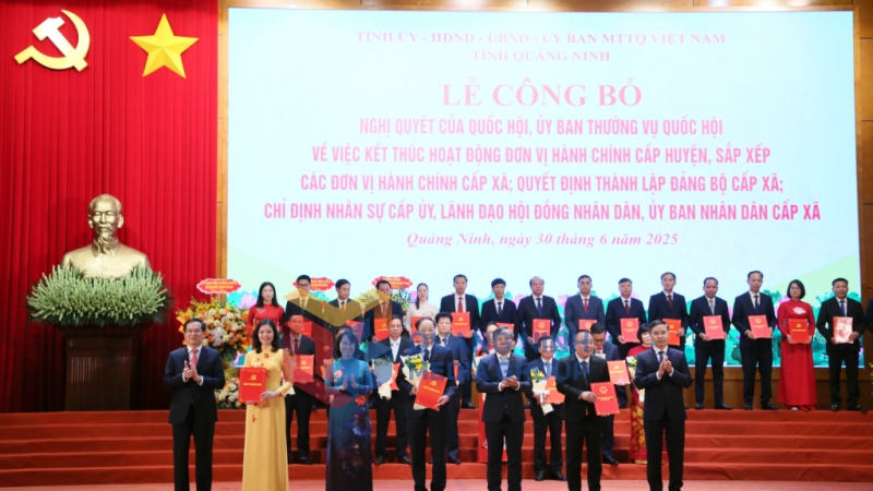 Ban Thường vụ Tỉnh uỷ trao các quyết định của Tỉnh ủy, Ban Thường vụ Tỉnh ủy, các Nghị quyết của HĐND tỉnh và tặng hoa chúc mừng Đảng bộ phường Hồng Gai (5-2025). Ảnh: PV
