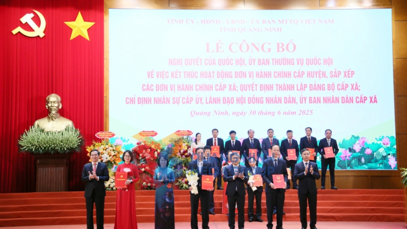 Ban Thường vụ Tỉnh uỷ trao các quyết định của Tỉnh ủy, Ban Thường vụ Tỉnh ủy, các Nghị quyết của HĐND tỉnh và tặng hoa chúc mừng Đảng bộ phường Quảng Yên (5-2025). Ảnh: PV