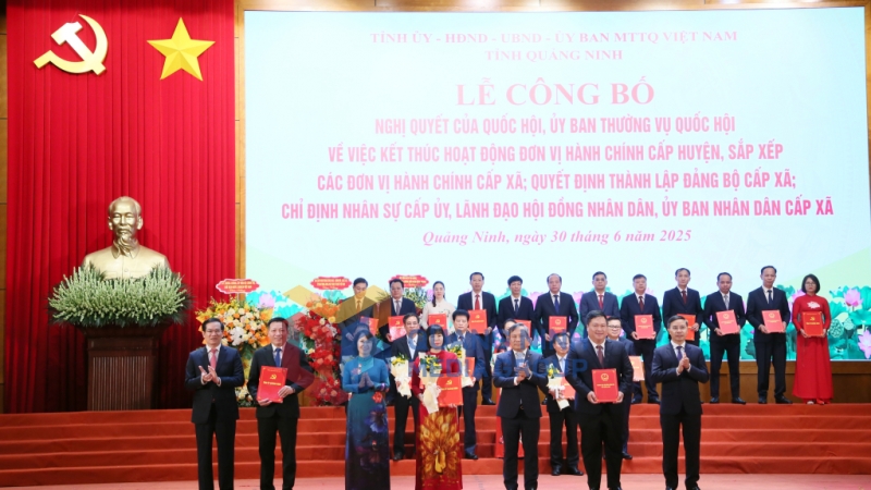 Ban Thường vụ Tỉnh uỷ trao các quyết định của Tỉnh ủy, Ban Thường vụ Tỉnh ủy, các Nghị quyết của HĐND tỉnh và tặng hoa chúc mừng Đảng bộ phường Tuần Châu (5-2025). Ảnh: PV