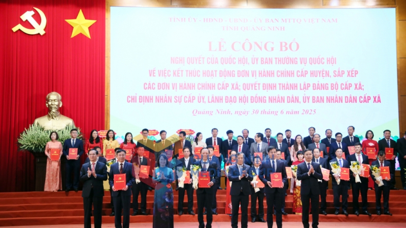 Ban Thường vụ Tỉnh uỷ trao các quyết định của Tỉnh ủy, Ban Thường vụ Tỉnh ủy, các Nghị quyết của HĐND tỉnh và tặng hoa chúc mừng Đảng bộ phường Uông Bí (5-2025). Ảnh: PV