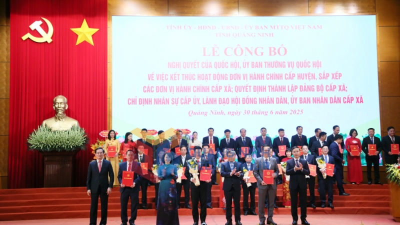 Ban Thường vụ Tỉnh uỷ trao các quyết định của Tỉnh ủy, Ban Thường vụ Tỉnh ủy, các Nghị quyết của HĐND tỉnh và tặng hoa chúc mừng Đảng bộ phường Yên Tử (5-2025). Ảnh: PV