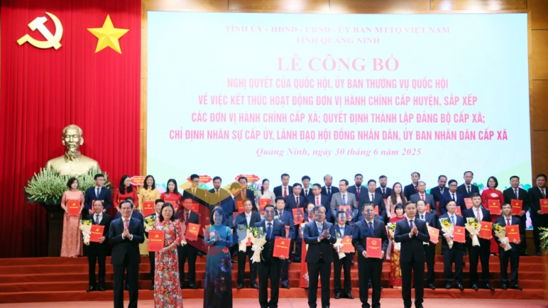 Ban Thường vụ Tỉnh uỷ trao các quyết định của Tỉnh ủy, Ban Thường vụ Tỉnh ủy, các Nghị quyết của HĐND tỉnh và tặng hoa chúc mừng Đảng bộ xã Ba Chẽ (5-2025). Ảnh: PV