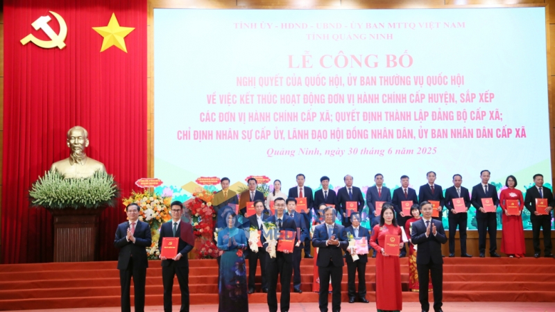 Ban Thường vụ Tỉnh uỷ trao các quyết định của Tỉnh ủy, Ban Thường vụ Tỉnh ủy, các Nghị quyết của HĐND tỉnh và tặng hoa chúc mừng Đảng bộ xã Bình Liêu (5-2025). Ảnh: PV
