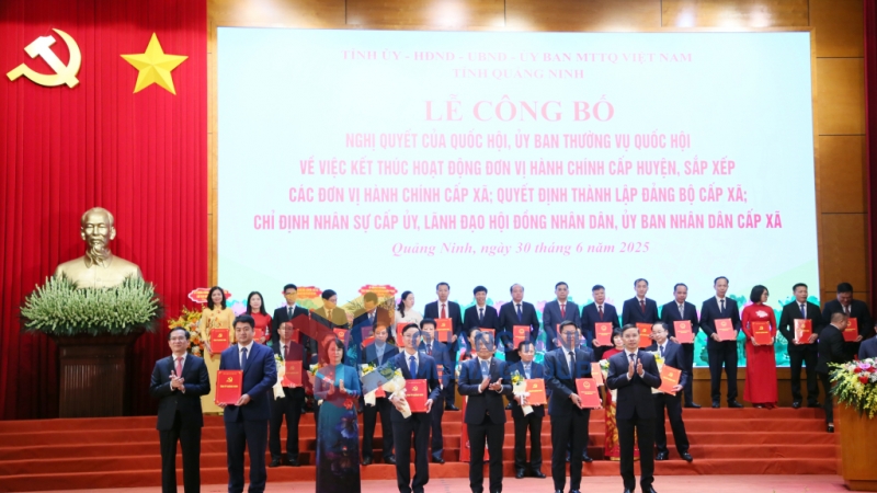 Ban Thường vụ Tỉnh uỷ trao các quyết định của Tỉnh ủy, Ban Thường vụ Tỉnh ủy, các Nghị quyết của HĐND tỉnh và tặng hoa chúc mừng Đảng bộ xã Cái Chiên (5-2025). Ảnh: PV