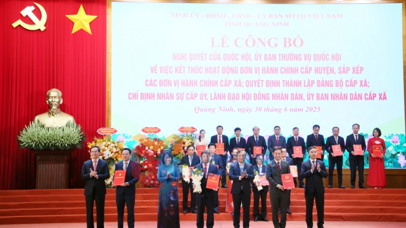 Ban Thường vụ Tỉnh uỷ trao các quyết định của Tỉnh ủy, Ban Thường vụ Tỉnh ủy, các Nghị quyết của HĐND tỉnh và tặng hoa chúc mừng Đảng bộ xã Quảng Hà (5-2025). Ảnh: PV