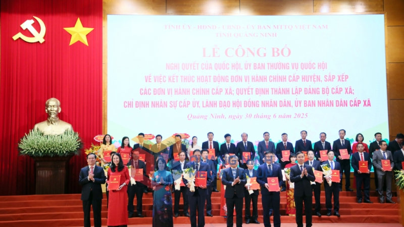 Ban Thường vụ Tỉnh uỷ trao các quyết định của Tỉnh ủy, Ban Thường vụ Tỉnh ủy, các Nghị quyết của HĐND tỉnh và tặng hoa chúc mừng Đảng bộ xã Quảng La (5-2025). Ảnh: PV