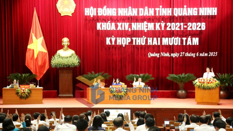 Các đại biểu biểu quyết thông qua các nghị quyết tại kỳ họp (6-2025). Ảnh: Thu Chung