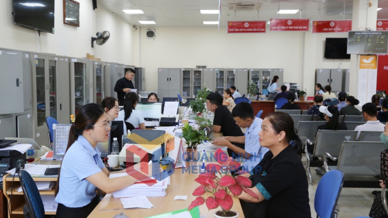 Công dân giải quyết TTHC tại Trung tâm Phục vụ hành chính công phường Đông Triều (6-2025). Ảnh: Minh Đức