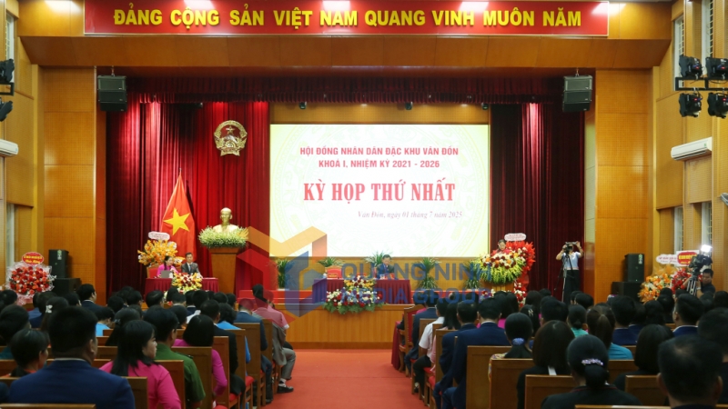 HĐND đặc khu Vân Đồn tổ chức kỳ họp thứ nhất, nhiệm kỳ 2021-2026 (7-2025). Ảnh: PV