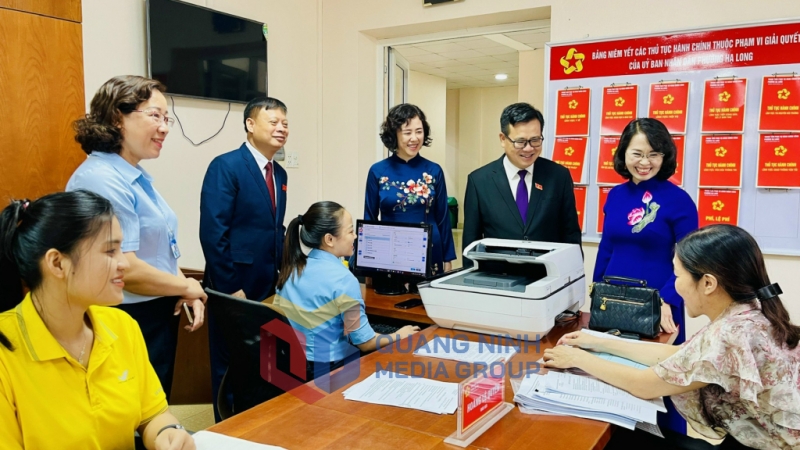 Ngay sau kỳ họp, đồng chí Trịnh Thị Minh Thanh, Phó Bí thư Thường trực Tỉnh ủy, Chủ tịch HĐND tỉnh đã đi kiểm tra hoạt động của Trung tâm phục vụ Hành chính công phường Hạ Long  (7-2025). Ảnh: Hoàng Nga
