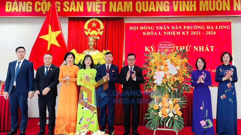 Đồng chí Trịnh Thị Minh Thanh, Phó Bí thư Thường trực Tỉnh uỷ, Chủ tịch HĐND tỉnh đến dự, chúc mừng Kỳ họp thứ nhất HĐND phường Hạ Long, nhiệm kỳ 2021-2026 (7-2025). Ảnh: Hoàng Nga