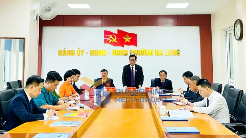 Đồng chí Hoàng Bá Nam, Tỉnh ủy viên, Bí thư Đảng ủy, Chủ tịch HĐND phường Hạ Long phát biểu chỉ đạo tại hội nghị Ban Thường vụ Đảng uỷ  (7-2025). Ảnh: Hoàng Nga
