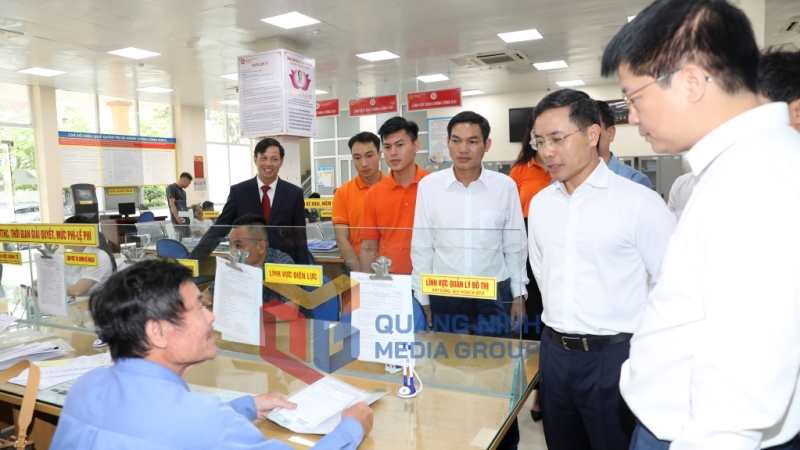 Đồng chí Chủ tịch UBND tỉnh kiểm tra hoạt động tại Trung tâm Phục vụ hành chính công phường Đông Triều (7-2025). Ảnh: Đỗ Phương