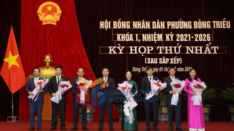Đồng chí Chủ tịch UBND tỉnh tặng hoa chúc mừng các đồng chí được HĐND tỉnh chỉ định giữ chức vụ Chủ tịch và Phó Chủ tịch HĐND phường; Chủ tịch và Phó Chủ tịch UBND phường (7-2025). Ảnh: Đỗ Phương