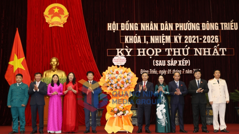Đồng chí Phạm Đức Ấn, Phó Bí thư Tỉnh ủy, Chủ tịch UBND tỉnh, tặng hoa chúc mừng tại kỳ họp HĐND phường Đông Triều lần thứ nhất (7-2025). Ảnh: Đỗ Phương