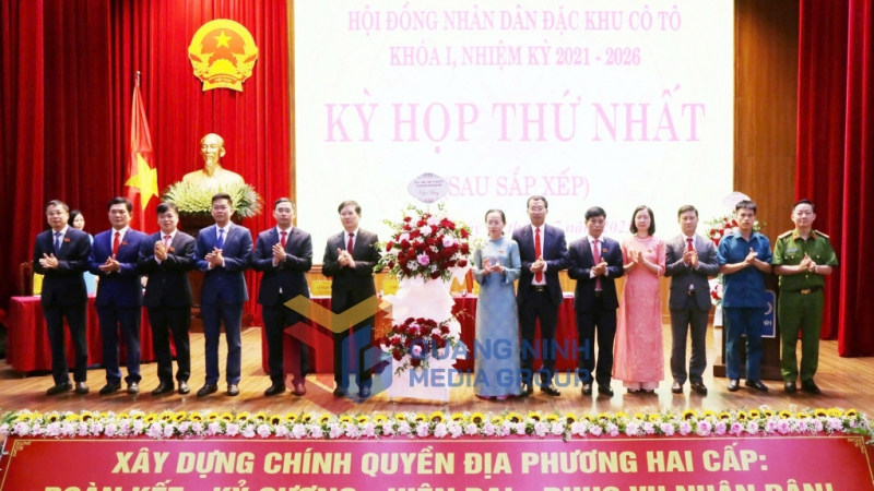 Đồng chí Vũ Quyết Tiến, Phó Bí thư Tỉnh ủy, tặng hoa chúc mừng các đồng chí Thường trực HĐND, Thường trực UBND Đặc khu Cô Tô (7-2025). Ảnh: PV