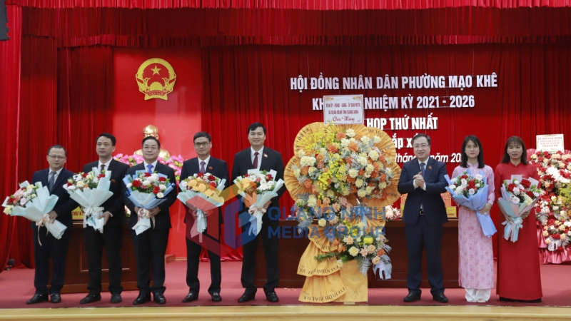 Đồng chí Đặng Xuân Phương, Phó Bí thư Đảng ủy Quốc hội, Đại biểu Quốc hội tỉnh tặng hoa chúc mừng HĐND phường Mạo Khê (7-2025). Ảnh: PV