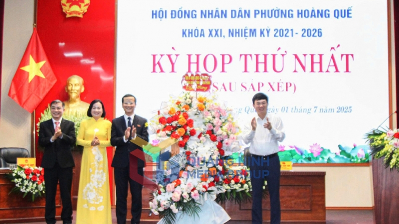 Đồng chí Ngô Hoàng Ngân, Bí thư Đảng ủy, Chủ tịch HĐTV Tập đoàn Công nghiệp Than - Khoáng sản Việt Nam, đại biểu Quốc hội tỉnh dự và tặng hoa chúc mừng (7-2025). Ảnh: PV