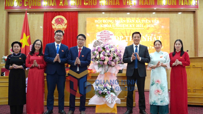Đồng chí Nguyễn Văn Hồi, Chủ tịch Ủy ban MTTQ tỉnh, tặng hoa chúc mừng kỳ họp (7-2025). Ảnh: PV