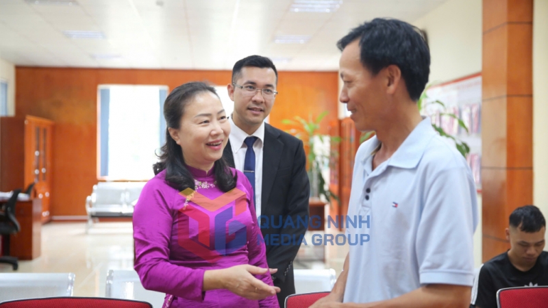 Đồng chí Vi Ngọc Bích, Phó Chủ tịch Thường trực HĐND tỉnh thăm và trao đổi với người dân làm thủ tục tại Trung tâm Phục vụ hành chính công xã Bình Liêu (7-2025). Ảnh: Minh Đức