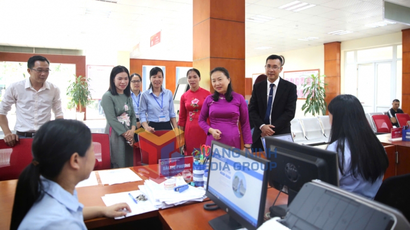 Đồng chí Vi Ngọc Bích, Phó Chủ tịch Thường trực HĐND tỉnh thăm và trao đổi với người dân làm thủ tục tại Trung tâm Phục vụ hành chính công xã Bình Liêu (7-2025). Ảnh: Minh Đức