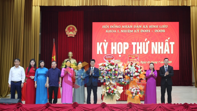 Đồng chí Vi Ngọc Bích, Phó Chủ tịch Thường trực HĐND tỉnh, tặng hoa chúc mừng kỳ họp (7-2025). Ảnh: Minh Đức