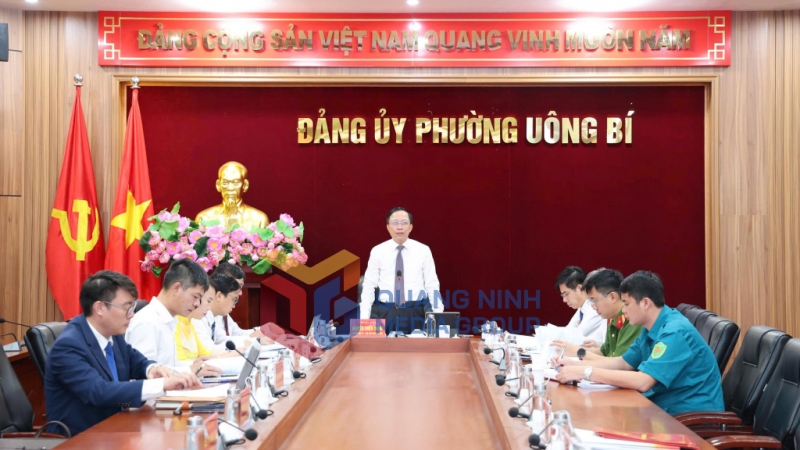 Đồng chí Nguyễn Chiến Thắng, Bí thư Đảng ủy phường Uông Bí chủ trì hội nghị Ban Thường vụ (7-2025). Ảnh: Hoàng Quỳnh