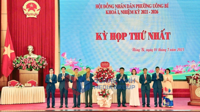 Đồng chí Nguyễn Đức Thành, Ủy viên Ban Thường vụ, Chủ nhiệm Ủy Ban kiểm tra Tỉnh ủy, tặng hoa chúc mừng HĐND phường Uông Bí (7-2025). Ảnh: Hoàng Quỳnh