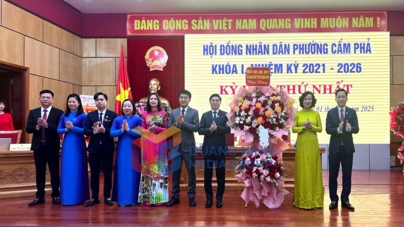 Trưởng Ban Tổ chức Tỉnh ủy dự, chỉ đạo và tặng hoa chúc mừng kỳ họp HĐND lần thứ nhất của HĐND phường Cẩm Phả (7-2025). Ảnh: PV