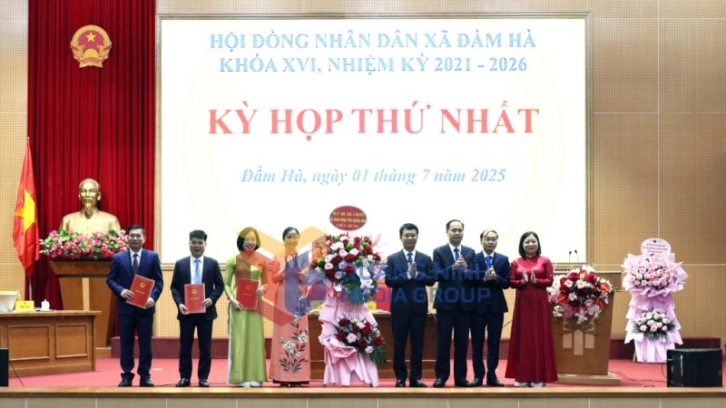 Trưởng Ban Tuyên giáo và Dân vận Tỉnh ủy tặng hoa chúc mừng tại Kỳ họp thứ nhất, khóa XVI, nhiệm kỳ 2021- 2026 của HĐND xã Đầm Hà (7-2025). Ảnh: PV