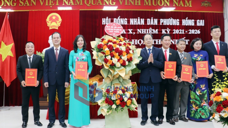 Đồng chí Điệp Văn Chiến, Trưởng Ban Nội chính Tỉnh uỷ, trao các quyết định cán bộ chủ chốt của HĐND phường Hồng Gai, nhiệm kỳ 2021-2026 (7-2025). Ảnh: PV