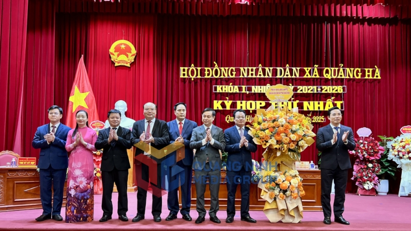Giám đốc Công an tỉnh tặng hoa chúc mừng các đồng chí Chủ tịch, Phó Chủ tịch HĐND xã, UBND xã và Trưởng các ban HĐND xã (7-2025). Ảnh: PV