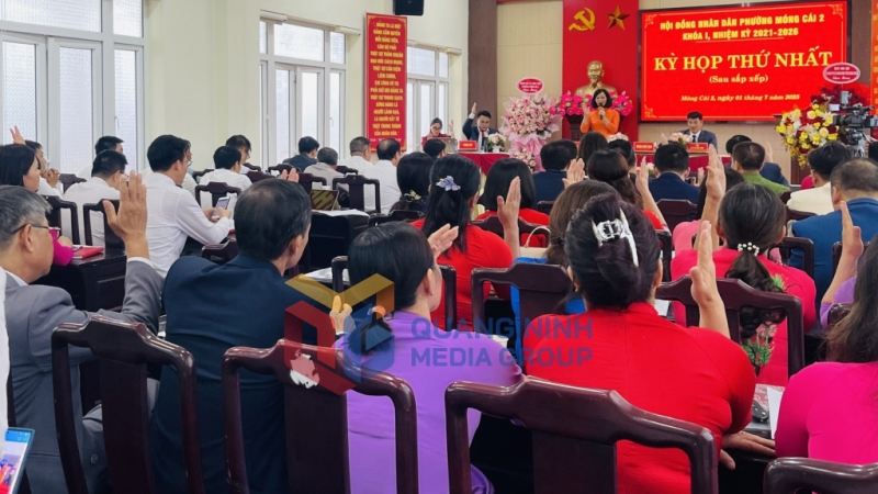 Đại biểu biểu quyết thông qua các Nghị quyết tại Kỳ họp thứ nhất HĐND phường Móng Cái 2, khóa I, nhiệm kỳ 2021-2026 (7-2025). Ảnh: PV