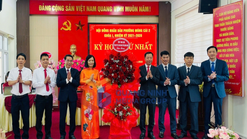 Đồng chí Lê Văn Ánh, Phó Chủ tịch HĐND tỉnh, tặng hoa chúc mừng Đảng bộ, HĐND, UBND phường Móng Cái 2 (7-2025). Ảnh: PV