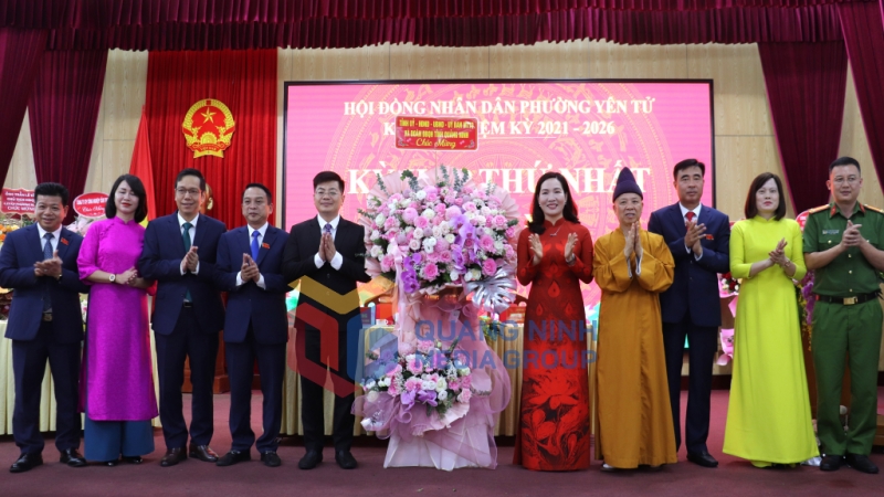 Đồng chí Phó Chủ tịch UBND tỉnh Nguyễn Thị Hạnh tặng hoa chúc mừng thành công Kỳ họp HĐND phường Yên Tử (7-2025). Ảnh: PV