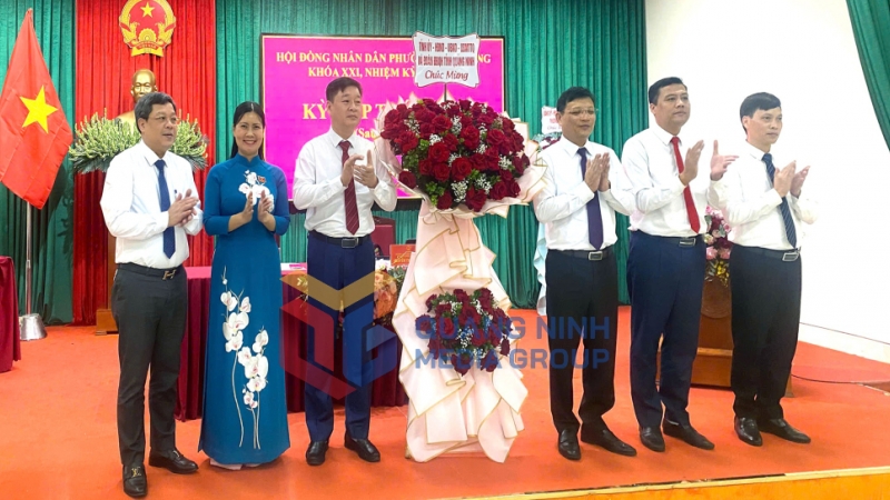 Phó Chủ tịch UBND tỉnh tặng hoa chúc mừng các đồng chí được chỉ định làm Chủ tịch, Phó Chủ tịch HĐND và UBND phường Việt Hưng (7-2025). Ảnh: PV