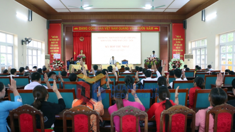 Các đại biểu HĐND xã Kỳ Thượng khóa XXI biểu quyết thông qua các nghị quyết quan trọng tại kỳ họp thứ nhất (7-2025). Ảnh: PV