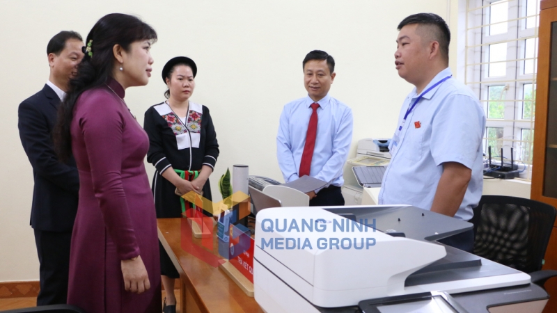 Phó Trưởng Đoàn Đại biểu Quốc hội tỉnh Quảng Ninh kiểm tra hoạt động của Trung tâm Phục vụ hành chính công xã Kỳ Thượng sau ngày vận hành đầu tiên (7-2025). Ảnh: PV