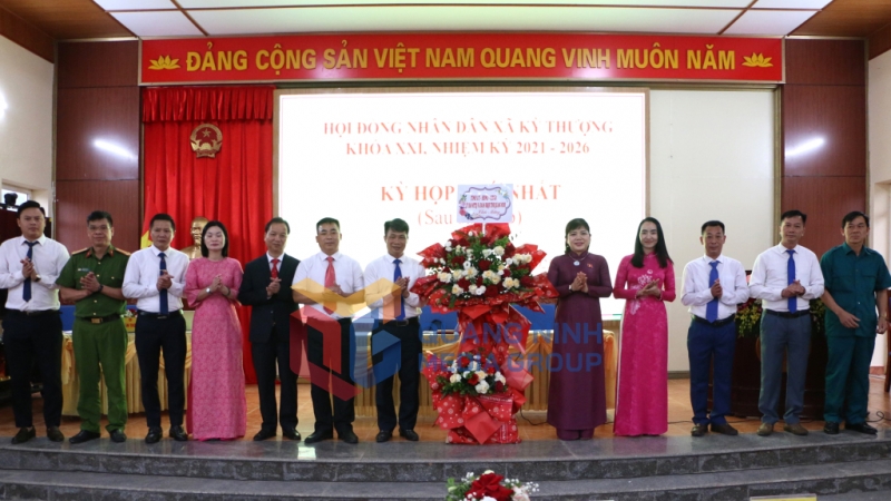 Phó Trưởng Đoàn Đại biểu Quốc hội tỉnh Quảng Ninh tặng hoa chúc mừng thành công kỳ họp thứ nhất HĐND xã Kỳ Thượng khóa XXI, nhiệm kỳ 2021 - 2026 (7-2025). Ảnh: PV