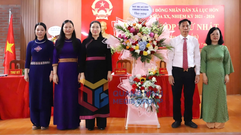 Đồng chí Nguyễn Thị Tuyết Hạnh, Phó Chủ tịch Ủy ban MTTQ tỉnh, Chủ tịch Hội Nông dân tỉnh, tặng hoa chúc mừng kỳ họp (7-2025). Ảnh: PV