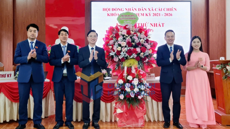 Đồng chí Trương Mạnh Hùng, Tỉnh ủy viên, Trưởng Ban Quản lý các khu kinh tế tỉnh tặng hoa chúc mừng kỳ họp thứ nhất HĐND xã Cái Chiên (7-2025). Ảnh: PV