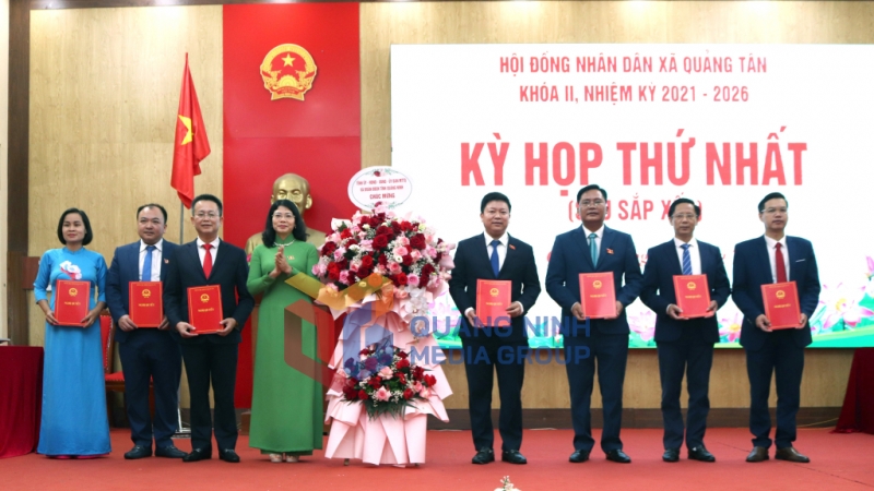 Trưởng Ban Kinh tế - Ngân sách HĐND tỉnh Đỗ Thị Ninh Hường trao các Nghị quyết chỉ định các chức danh của HĐND, UBND xã Quảng Tân (7-2025). Ảnh: PV