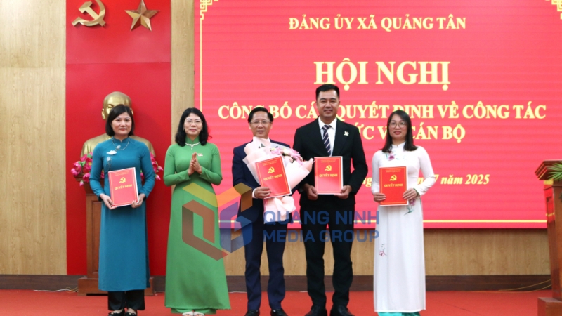 Trưởng Ban Kinh tế - ngân sách HĐND tỉnh Đỗ Thị Ninh Hường trao Quyết định thành lập và chỉ định các chức danh của Ủy ban MTTQ xã, Đoàn Thanh niên xã, Hội LHPN xã, Hội Nông dân xã, Hội CCB xã Ủy ban MTTQ, Đoàn thanh niên, Hội LHPN, Hội Nông dân,Hội CCB xã (7-2025). Ảnh: PV