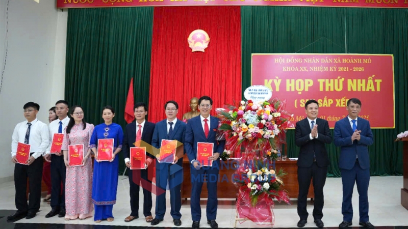 Đồng chí Nguyễn Hữu Thọ, Phó Trưởng Ban Tổ chức Tỉnh ủy tặng hoa chúc mừng kỳ họp (7-2025). Ảnh: PV