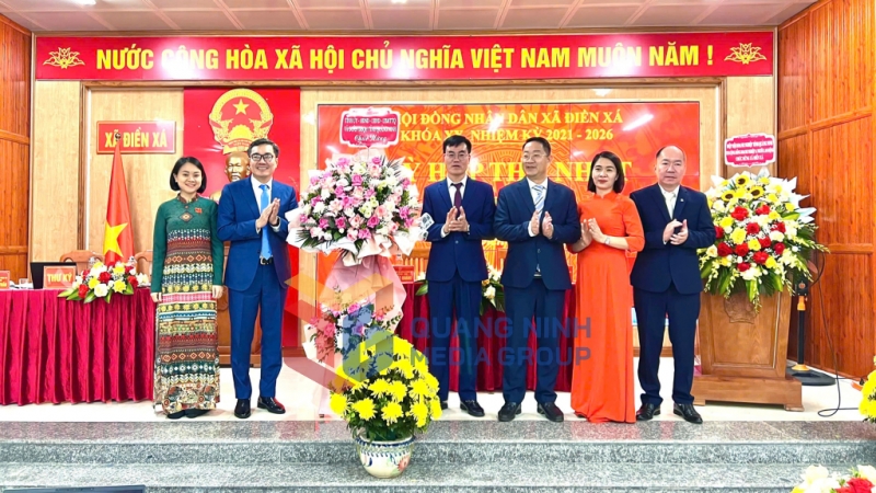 Đồng chí Nguyễn Anh Tuấn, Phó Trưởng Ban Tổ chức Tỉnh ủy tặng hoa chúc mừng xã Điền Xá (7-2025). Ảnh: PV