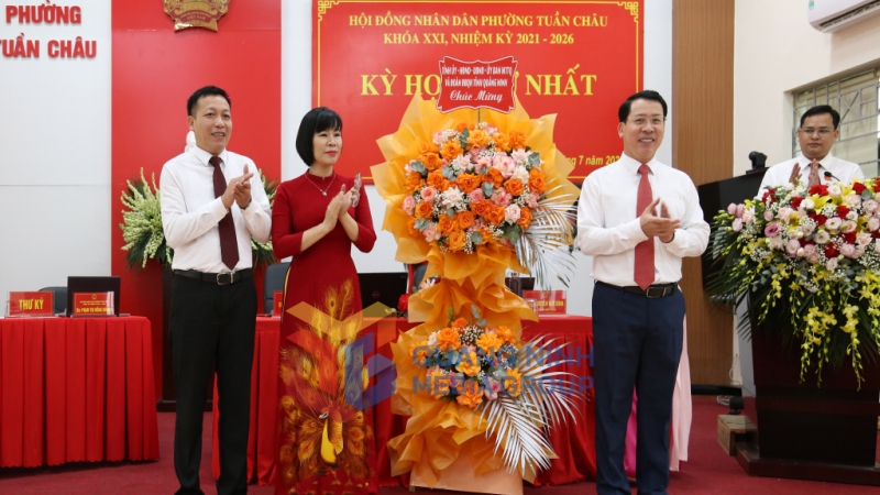 Đồng chí Trần Như Long, Phó Bí thư Đảng ủy UBND tỉnh, tặng hoa chúc mừng kỳ họp HĐND phường Tuần Châu lần thứ nhất (7-2025). Ảnh: PV