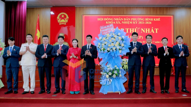 Đồng chí Nguyễn Văn Công, Phó Trưởng Ban Nội chính Tỉnh ủy, tặng hoa chúc mừng kỳ họp HĐND phường Bình Khê (7-2025). Ảnh: PV